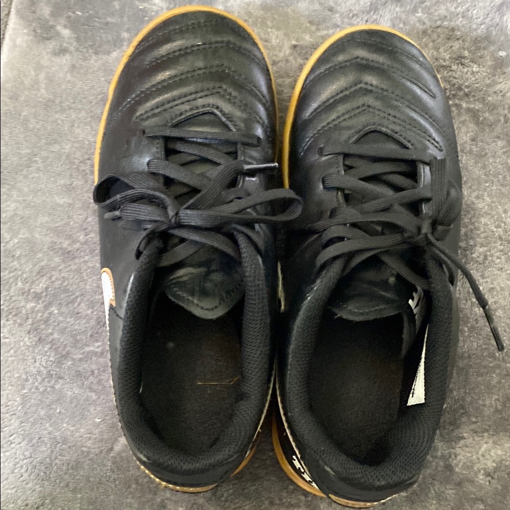 Kids Nike Tiempox indoor soccer shoes